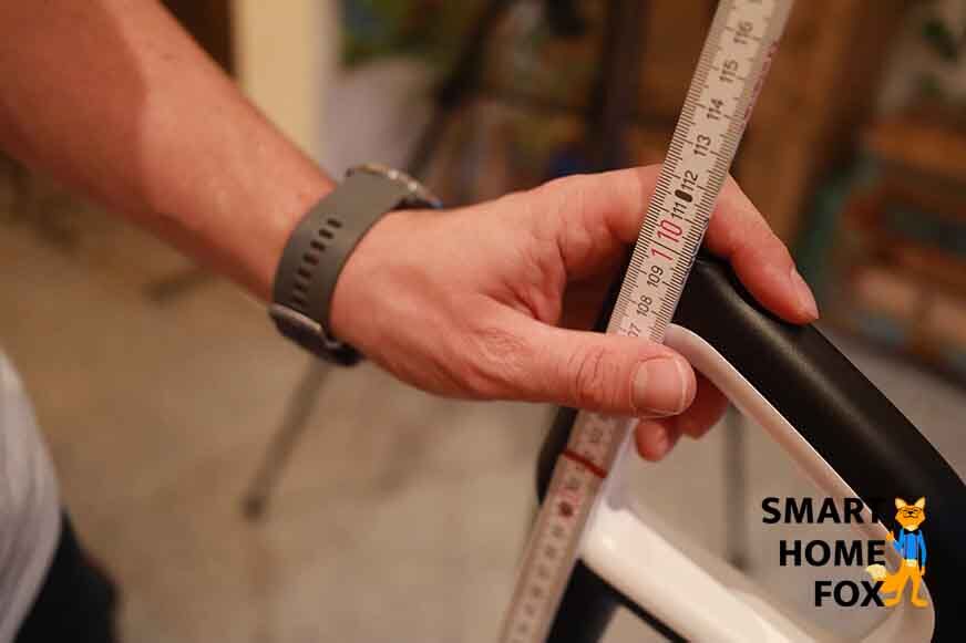 Man sieht die Höhe des Tineco Floor One S5 Combo anhand eines Maßbandes.